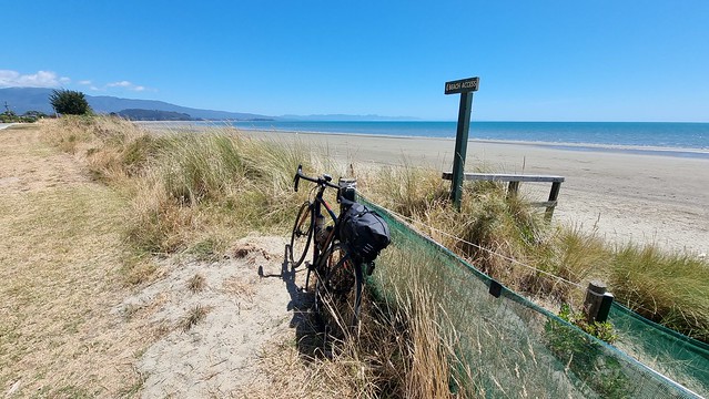 Pōhara Beach