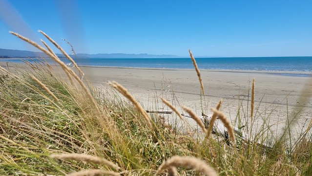 Pōhara Beach
