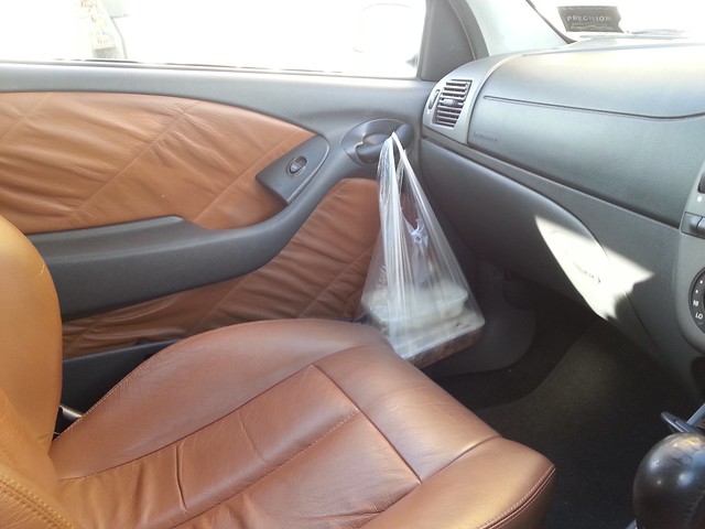 Fiat Bravo HGT, has no cup holder but the door handle works for noodles!