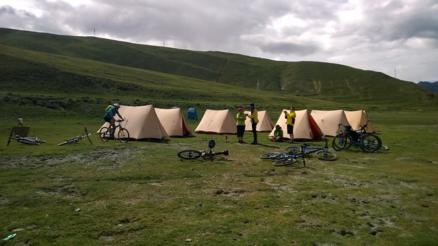 Yamzo Yumco (Scorpion) lake camp