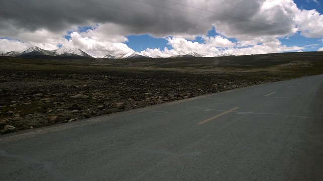 Lhakpa La Pass (downhill!)