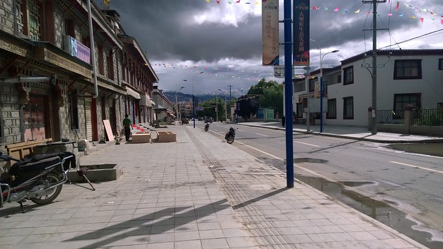 Gyangze, furniture assembly on the pavement